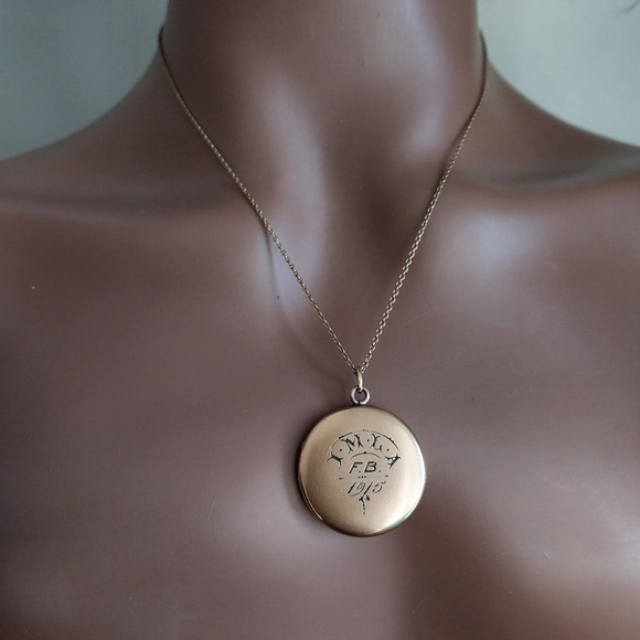 Elegant Gold Pendant Necklace - Picture 2 of 16